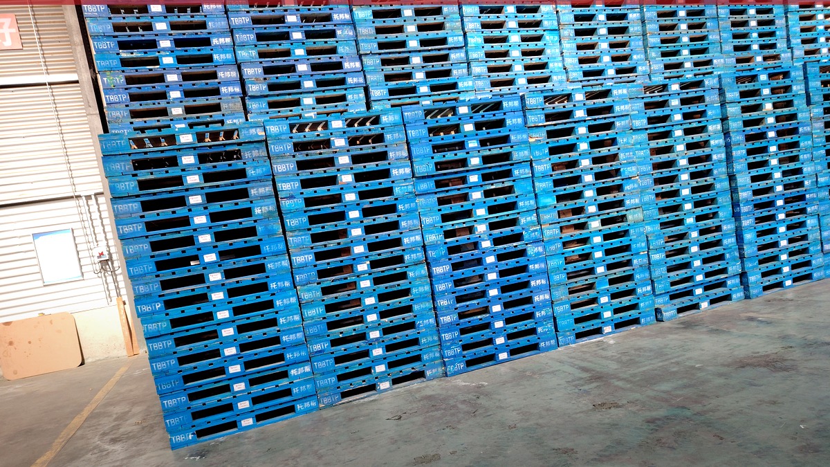 Standard vs. Custom Wooden Pallets: Which Should You Choose?